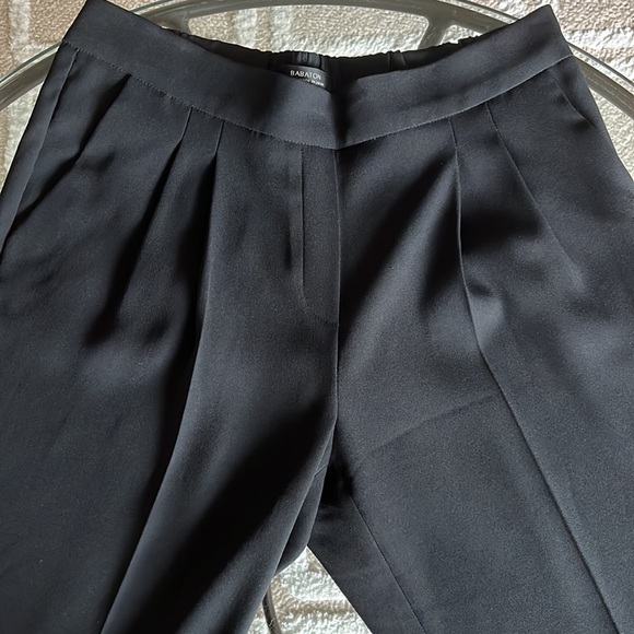 Aritzia Babaton Cohen Pant pleated with pockets and elastic back. Black size 8 - Picture 3 of 16